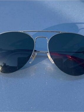 Gucci Silver Metal Aviator Sunglasses with Dark Lenses